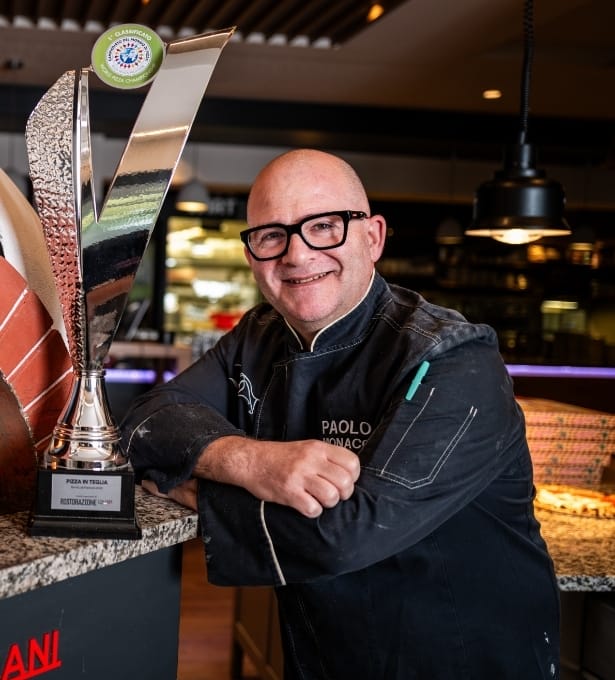 Paolo Monaco con la coppa